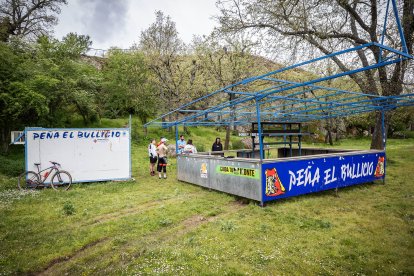 El monte Valonsadero se prepara para recibir a miles de sorianos y visitantes con la instalación de los tradicionales chiringuitos.