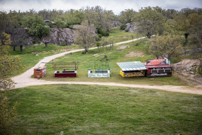 El monte Valonsadero se prepara para recibir a miles de sorianos y visitantes con la instalación de los tradicionales chiringuitos.