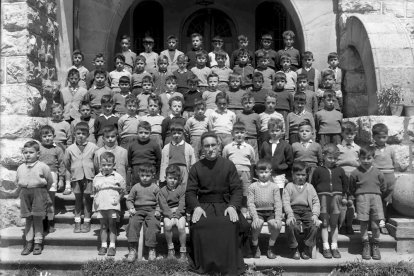 Foto de familia del grupo de niños del curso 1955-1956 en el Colegio Padres Escolapios