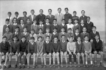 Foto de familia del grupo de niños del curso 1963-1964 en el Colegio Padres Escolapios