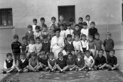 Foto de familia del grupo de niños del curso 1963-1964 en el Colegio Padres Escolapios