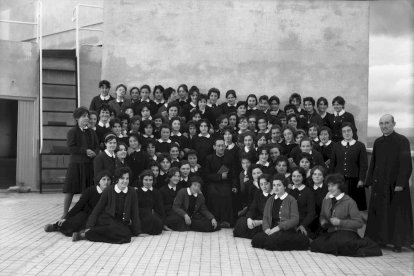 Ejercicios espirituales de las Madres Escolapias en la azotea de la Casa Diocesana en 1960