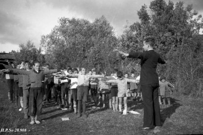 Educación física en las Colonias Escolares IV en Salduero