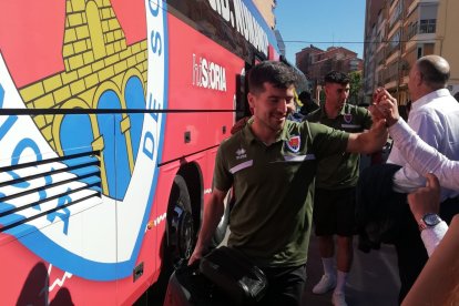 Javier Bonilla saluda a los aficionados a la llegada del Numancia a Pinilla.