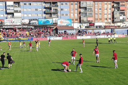 Los jugadores del Numancia calientan sobre el césped.