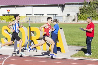 Imágenes del triple salto y la carrera de obstáculos