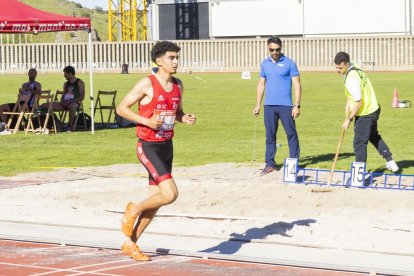Imágenes del triple salto y la carrera de obstáculos