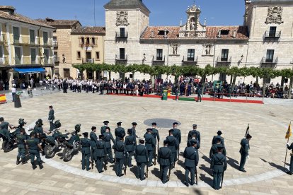 La villa se vuelca en el reconocimiento al Cuerpo en el 181 aniversario de su función.