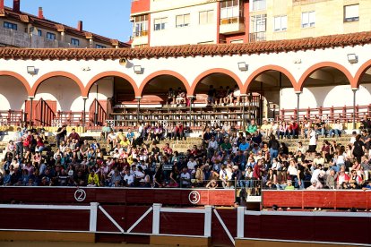 Un numeroso público desafió lo temprano de la hora para contemplar cómo son las reses a las que se enfrentarán los novilleros el Viernes de Toros.