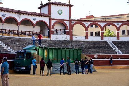 Un numeroso público desafió lo temprano de la hora para contemplar cómo son las reses a las que se enfrentarán los novilleros el Viernes de Toros.