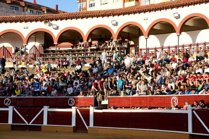 Un numeroso público desafió lo temprano de la hora para contemplar cómo son las reses a las que se enfrentarán los novilleros el Viernes de Toros.