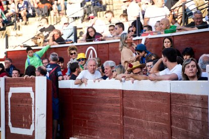 Un numeroso público desafió lo temprano de la hora para contemplar cómo son las reses a las que se enfrentarán los novilleros el Viernes de Toros.