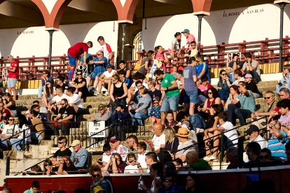 Un numeroso público desafió lo temprano de la hora para contemplar cómo son las reses a las que se enfrentarán los novilleros el Viernes de Toros.