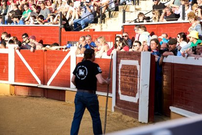 Un numeroso público desafió lo temprano de la hora para contemplar cómo son las reses a las que se enfrentarán los novilleros el Viernes de Toros.