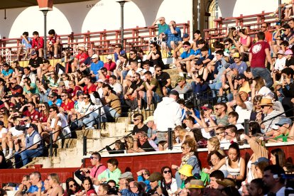 Un numeroso público desafió lo temprano de la hora para contemplar cómo son las reses a las que se enfrentarán los novilleros el Viernes de Toros.