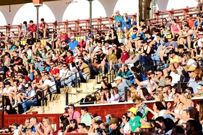 Un numeroso público desafió lo temprano de la hora para contemplar cómo son las reses a las que se enfrentarán los novilleros el Viernes de Toros.