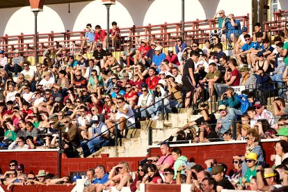 Un numeroso público desafió lo temprano de la hora para contemplar cómo son las reses a las que se enfrentarán los novilleros el Viernes de Toros.