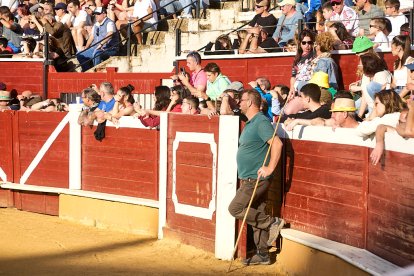 Un numeroso público desafió lo temprano de la hora para contemplar cómo son las reses a las que se enfrentarán los novilleros el Viernes de Toros.
