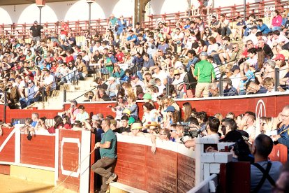 Un numeroso público desafió lo temprano de la hora para contemplar cómo son las reses a las que se enfrentarán los novilleros el Viernes de Toros.