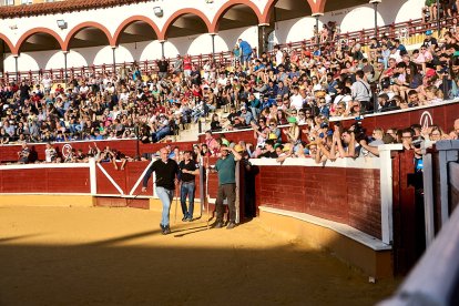 Un numeroso público desafió lo temprano de la hora para contemplar cómo son las reses a las que se enfrentarán los novilleros el Viernes de Toros.