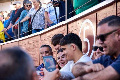 Un numeroso público desafió lo temprano de la hora para contemplar cómo son las reses a las que se enfrentarán los novilleros el Viernes de Toros.