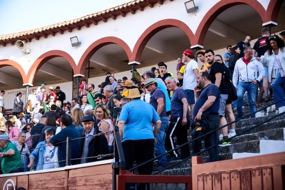 Un numeroso público desafió lo temprano de la hora para contemplar cómo son las reses a las que se enfrentarán los novilleros el Viernes de Toros.