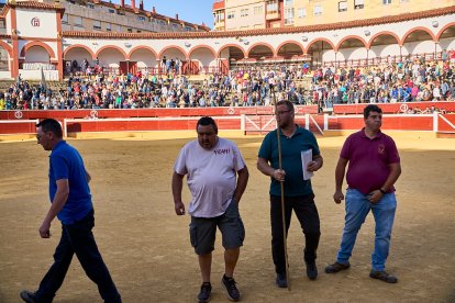 Un numeroso público desafió lo temprano de la hora para contemplar cómo son las reses a las que se enfrentarán los novilleros el Viernes de Toros.