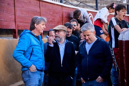 Un numeroso público desafió lo temprano de la hora para contemplar cómo son las reses a las que se enfrentarán los novilleros el Viernes de Toros.