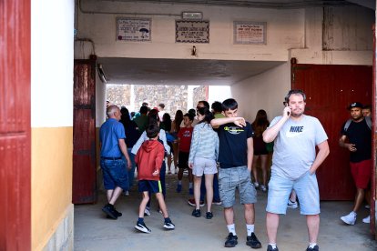 Un numeroso público desafió lo temprano de la hora para contemplar cómo son las reses a las que se enfrentarán los novilleros el Viernes de Toros.
