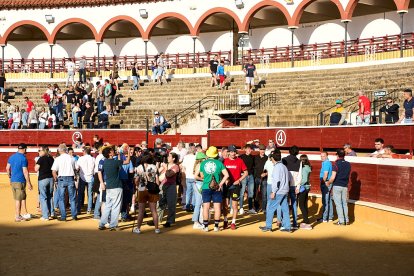 Un numeroso público desafió lo temprano de la hora para contemplar cómo son las reses a las que se enfrentarán los novilleros el Viernes de Toros.