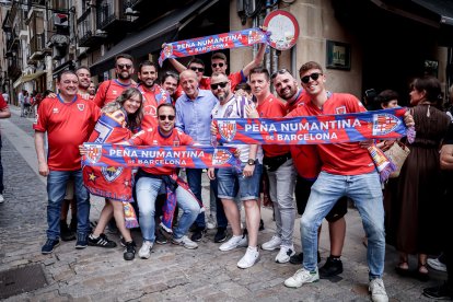 Seguidores de la Peña Numantina de Barcelona con Lotina.