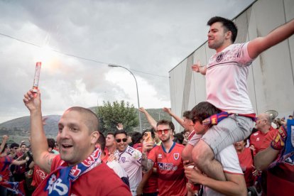 Miles de aficionados del Numancia con su equipo.