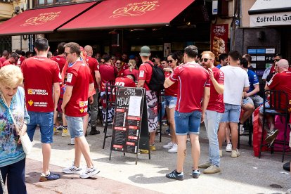 Miles de aficionados del Numancia con su equipo.