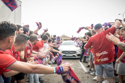 Miles de aficionados del Numancia con su equipo.