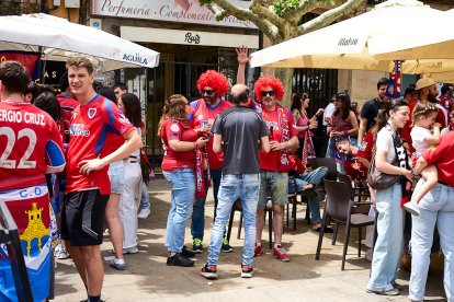 Miles de aficionados del Numancia con su equipo.