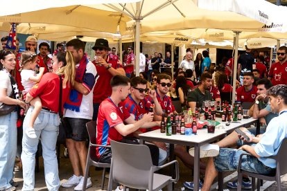 Miles de aficionados del Numancia con su equipo.