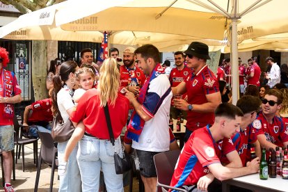 Miles de aficionados del Numancia con su equipo.