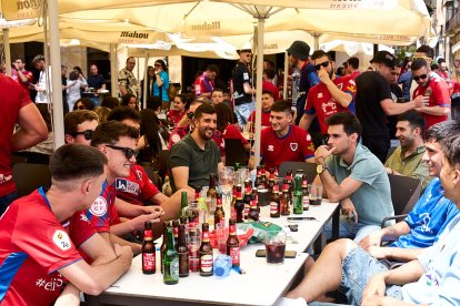 Miles de aficionados del Numancia con su equipo.