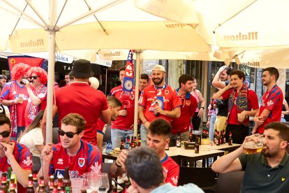 Miles de aficionados del Numancia con su equipo.