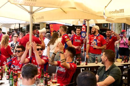 Miles de aficionados del Numancia con su equipo.