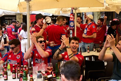 Miles de aficionados del Numancia con su equipo.