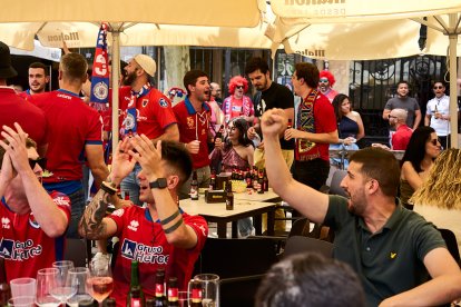 Miles de aficionados del Numancia con su equipo.