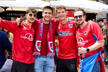 Miles de aficionados del Numancia con su equipo.