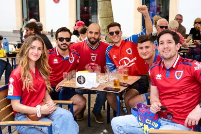 Miles de aficionados del Numancia con su equipo.