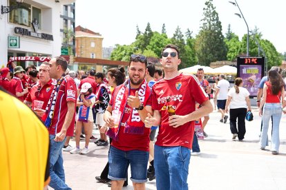 Miles de aficionados del Numancia con su equipo.