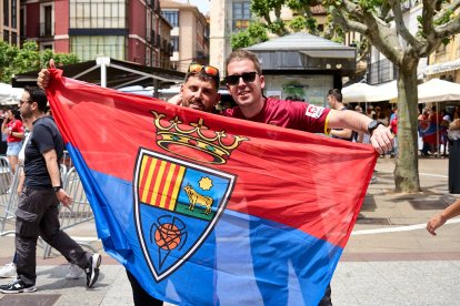 Miles de aficionados del Numancia con su equipo.