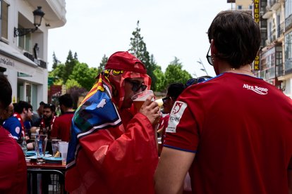 Miles de aficionados del Numancia con su equipo.
