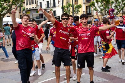 Miles de aficionados del Numancia con su equipo.