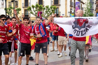 Miles de aficionados del Numancia con su equipo.