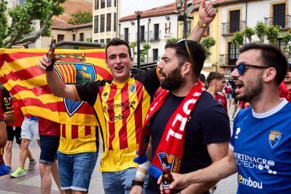 Miles de aficionados del Numancia con su equipo.